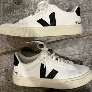 Size 7 Veja sneakers